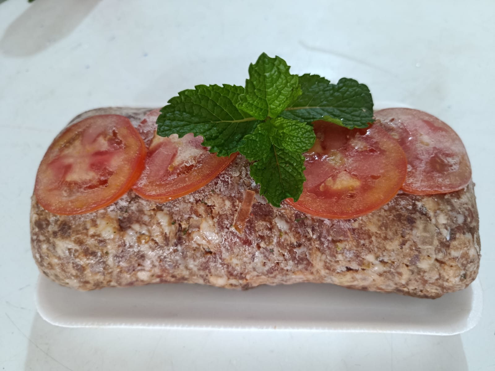 Rocambole de carne com tomate